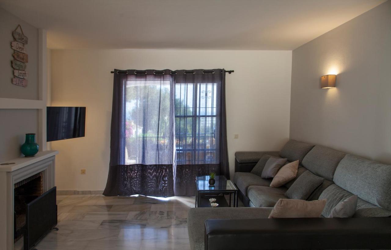 Agradable Adosado Con Piscina La Hidalga Villa เบนัลมาเดนา ภายนอก รูปภาพ