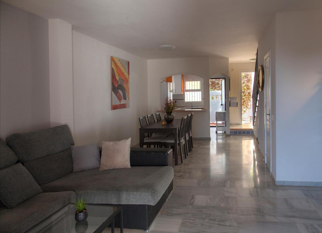 Agradable Adosado Con Piscina La Hidalga Villa เบนัลมาเดนา ภายนอก รูปภาพ