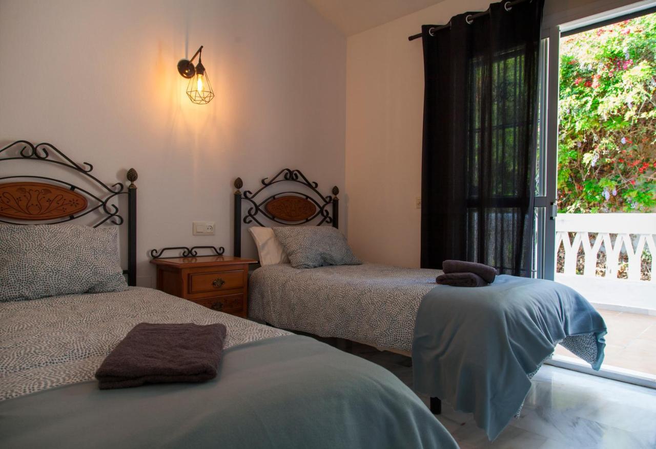 Agradable Adosado Con Piscina La Hidalga Villa เบนัลมาเดนา ภายนอก รูปภาพ