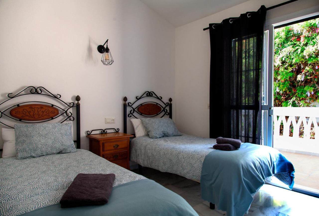 Agradable Adosado Con Piscina La Hidalga Villa เบนัลมาเดนา ภายนอก รูปภาพ