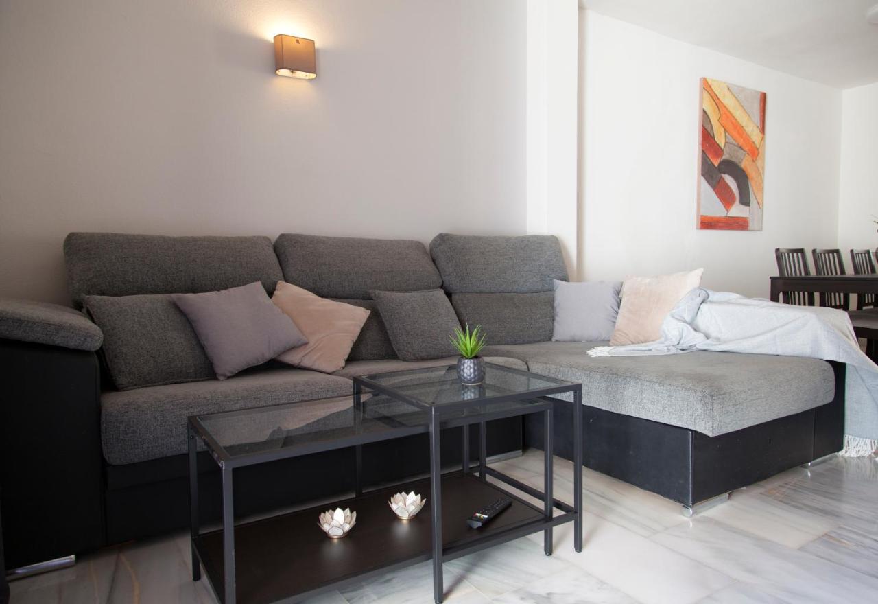 Agradable Adosado Con Piscina La Hidalga Villa เบนัลมาเดนา ภายนอก รูปภาพ